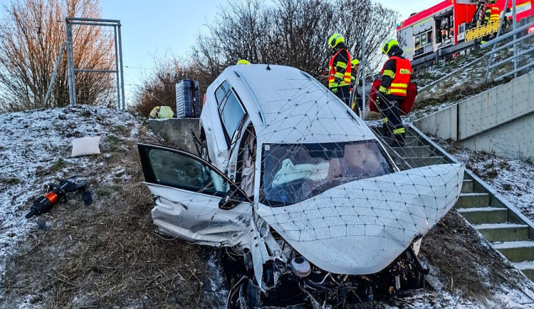 Po ošklivé nehodě na dálnici u Olomouce zůstaly v autě zaklíněné čtyři osoby