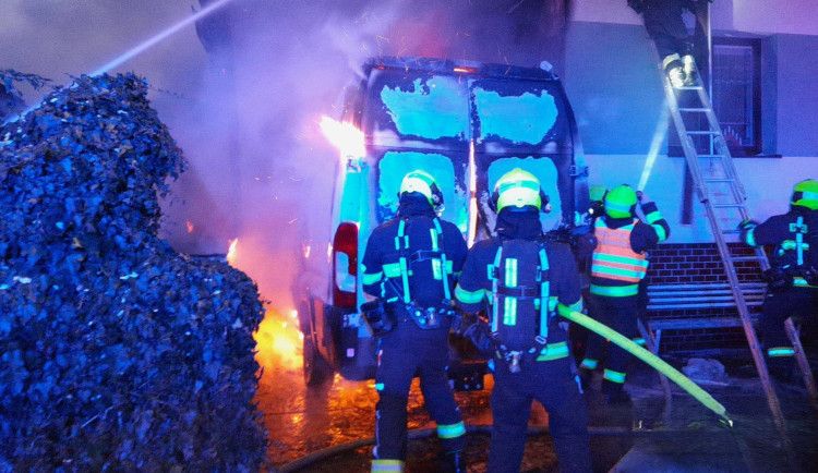 Likvidaci požáru dodávky a domu komplikoval led na silnici. Od komínu vzplál jinde další dům