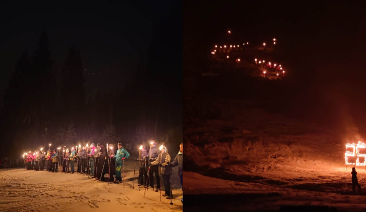 Jeden odvážlivec zdolal legendární jízdu s pochodněmi na lyžích i bez sněhu, ostatní běželi