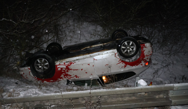 Notně opilý řidič převrátil na Nový rok u Nemilan auto na střechu. Skončil v nemocnici