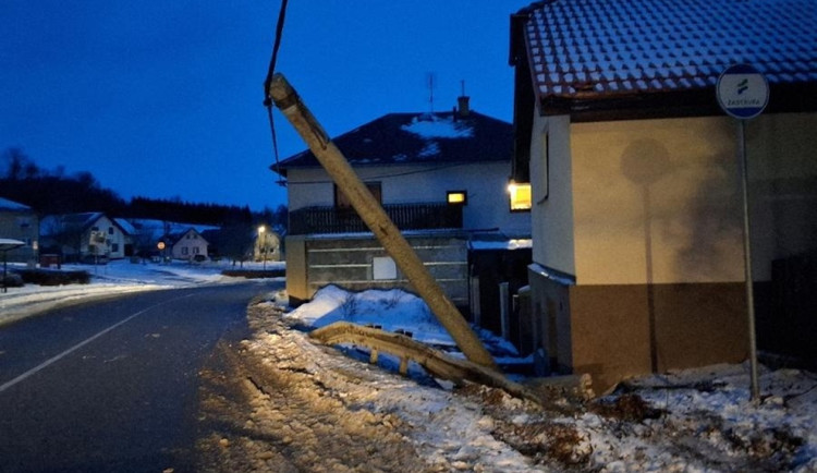Řidič dostal smyk při předjíždění. S autem pak porazil sloup elektrického vedení