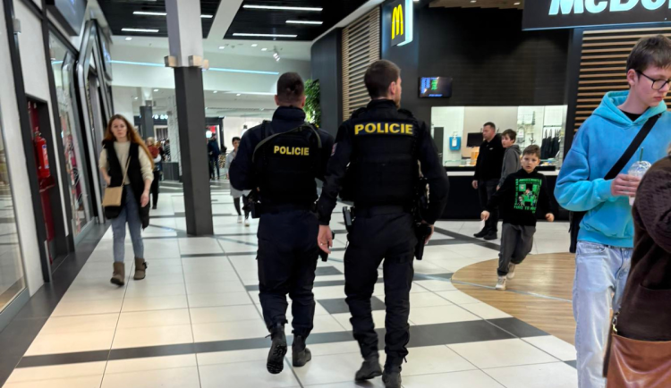 Muž v hradeckém obchodním centru zranil nožem dva lidi. Je podezřelý z pokusu o vraždu