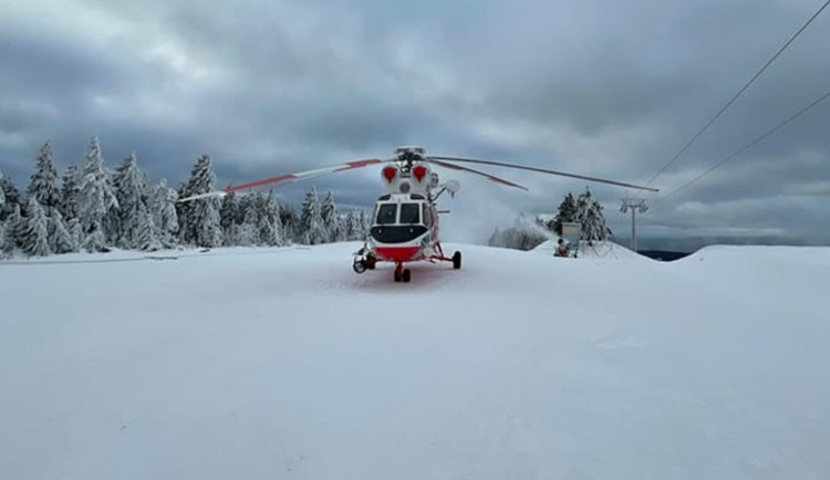Školák se vážně poranil při bobování na Šumavě, narazil do sněžného děla