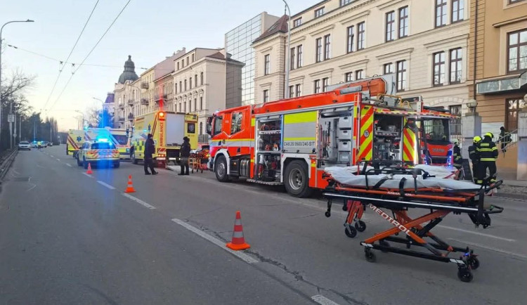 Požár uzavřel Drobného ulici v Brně. Hořelo bateriové úložiště v Surgalu