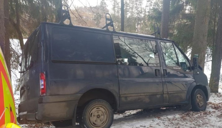 Nehoda u Sedlické přehrady. Řidič dodávky narazil do stromu, skončil v péči lékařů