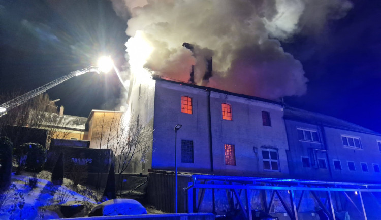 Požár bavorské pekárny zaměstnal stovky hasičů, pomáhali i Češi. Komplikací byl silný mráz