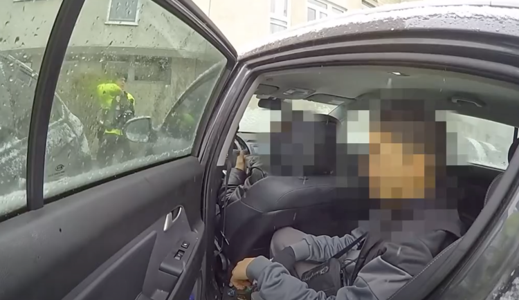 VIDEO: Strážníkovi vykradli auto, pak se v něm zabydleli dva mladíci