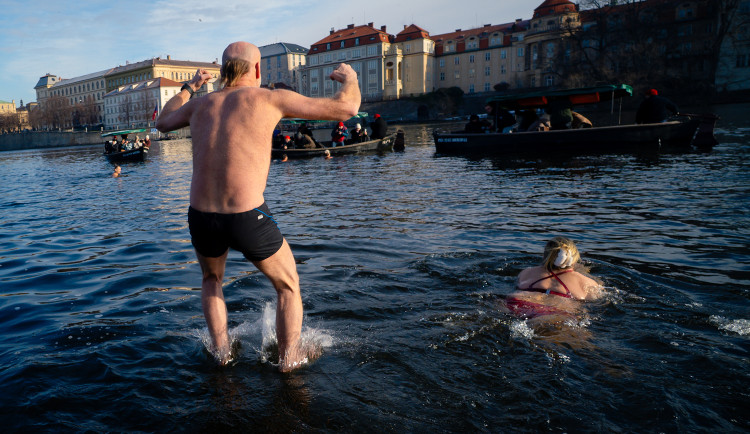 FOTO: Otužilci si zaplavali v ledové Vltavě u Karlova mostu