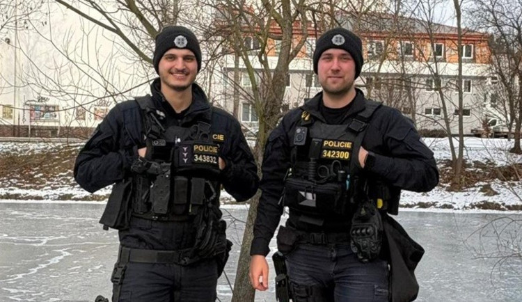 Policisté a hasiči o půlnoci zachraňovali muže z řeky. Prolomil se pod ním led