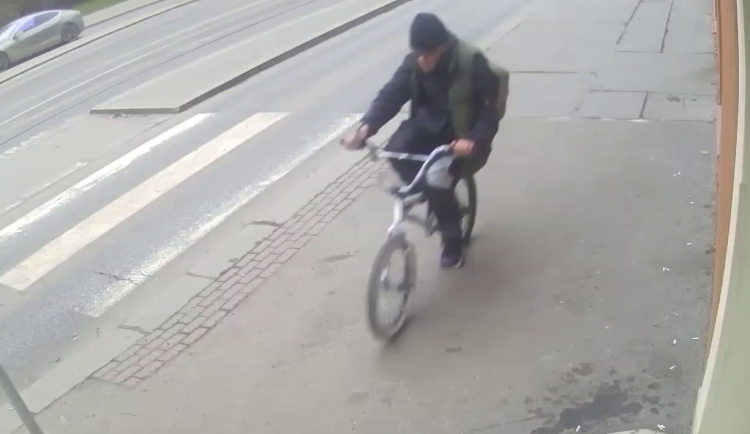 Cyklista srazil na chodníku v Praze seniorku. Zraněnou ji nechal na místě a ujel