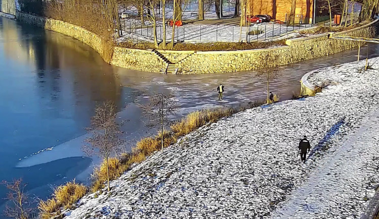 VIDEO: Risk na soutoku řek v Olomouci: mladíky z ledu vykázali strážníci