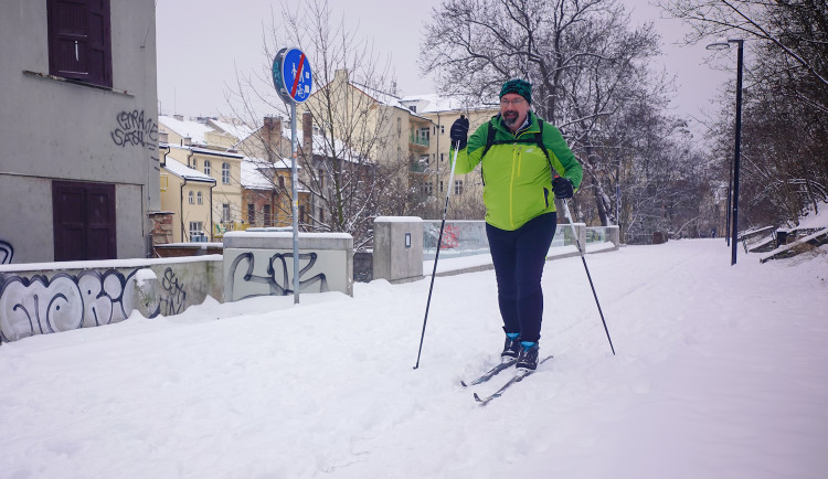 FOTO: Běžkařský trénink i dopravní kolaps. Sníh přinesl do Prahy radosti i trable