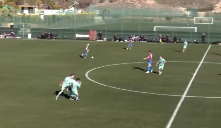 Bizarní situace při přáteláku Plzně. Útočník Lugana napadl svého spoluhráče