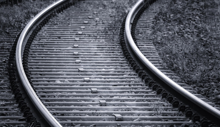 V Brně na hlavním nádraží vykolejila lokomotiva při posunu, provoz je zastavený