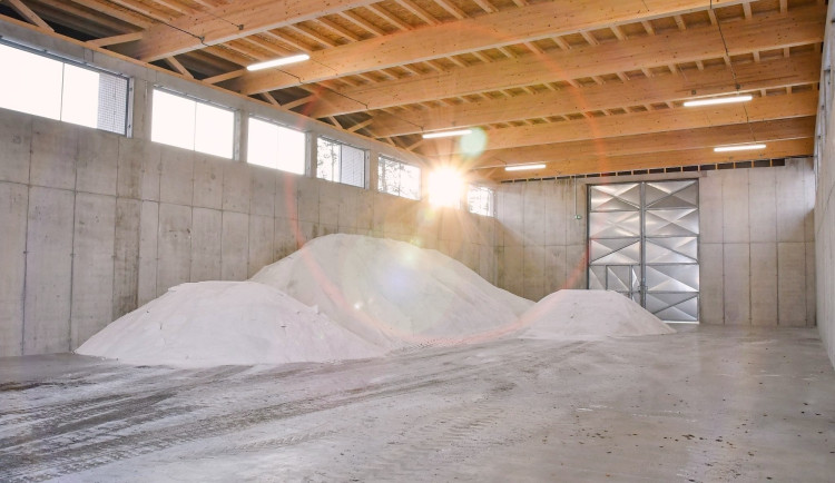 Technické služby Hradec Králové mají novou halu na posypovou sůl. Má zlepšit efektivitu