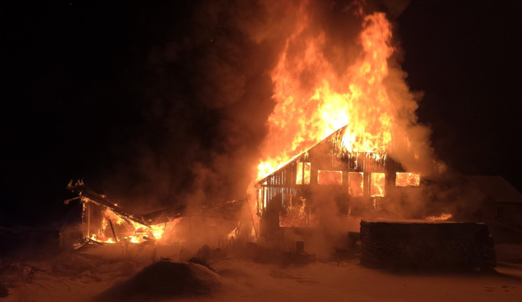 V Božíkově na Českolipsku pohltily plameny stodolu, zásah komplikuje silný mráz