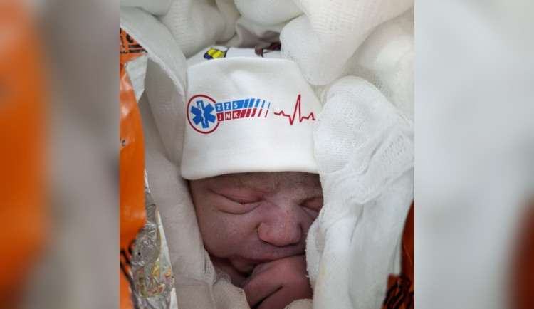 Rychlejší než sanitka. Natálka přišla na svět s pomocí operátorky i babičky