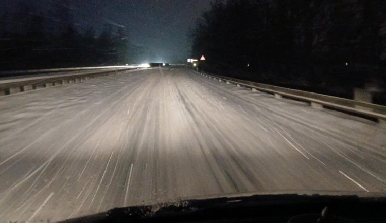 VIDEO: Auta v příkopech, nehody na dálnici. Kalamita zasáhla Olomoucký kraj
