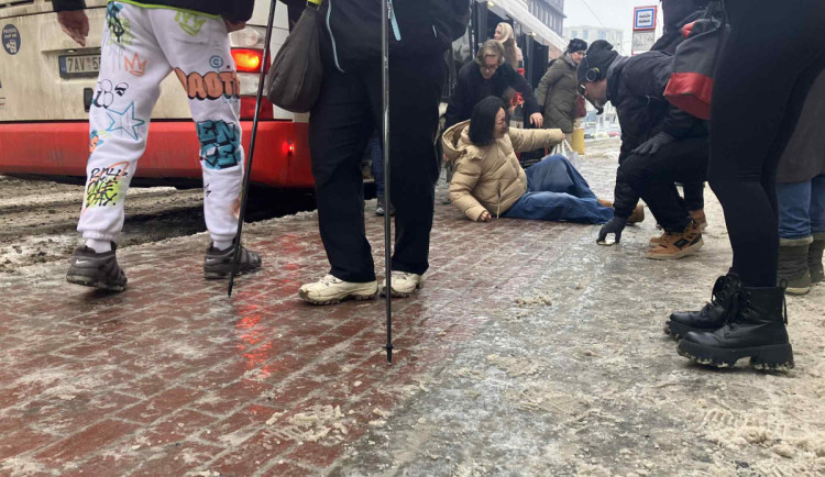 Ledovka komplikuje pohyb po Praze, zranily se desítky lidí. Záchranáři vyhlásili traumaplán
