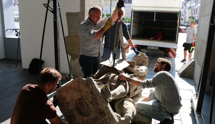 Samson je doma. Barokní socha se po měsících vrátila na budějovickou radnici