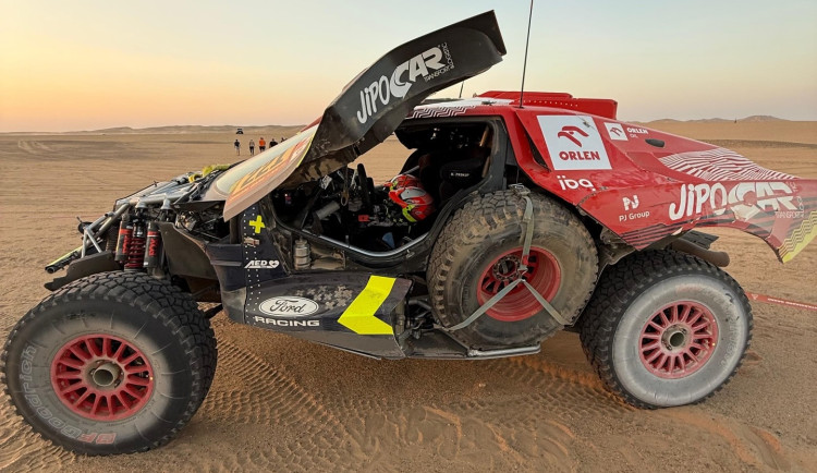 VIDEO: Těžký den Martina Prokopa. V maratonské etapě Dakaru otočil auto na bok