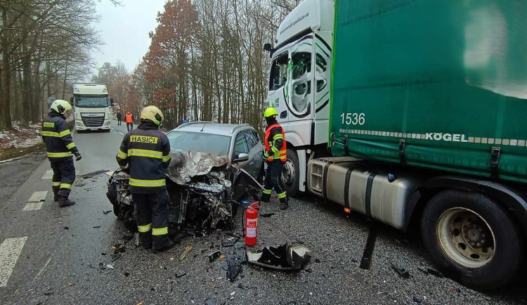 Silnice mezi Pískem a Sedlicí je uzavřená. Na místě se srazila nákladní auta s osobním