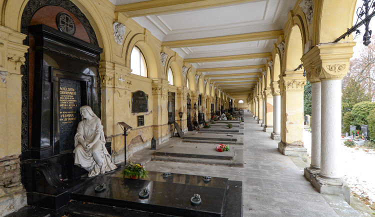 Historické arkády s hroby významných rodin projdou potřebnou opravou