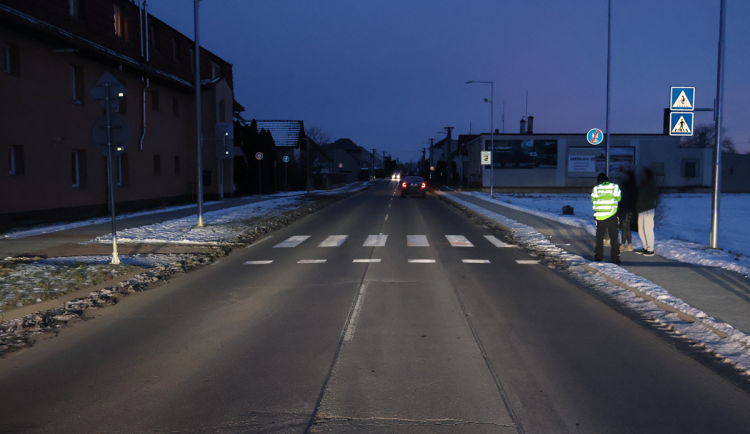 Po střetu utekla dívka do školy. Policie hledá svědky nehody na přechodu v Července