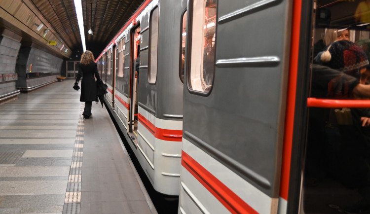 Metro na lince B mezi Florencí a Vysočanskou nejede, opravuje se Českomoravská