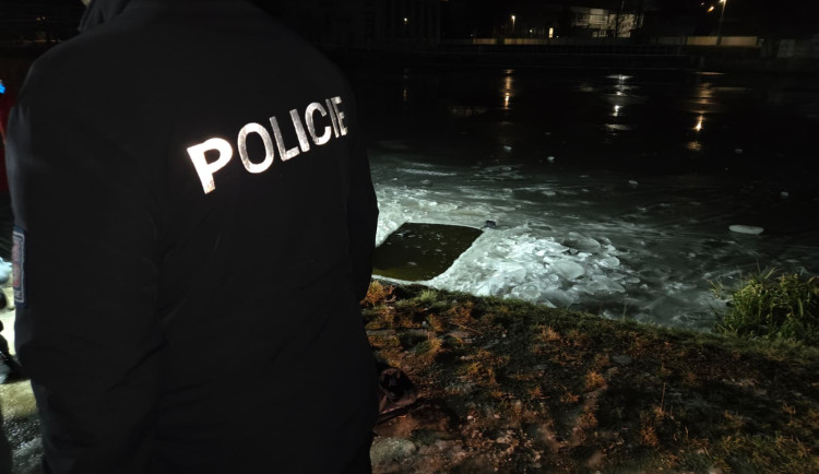 Dvě dívky se topily ve Vltavě v Budějovicích, jedna je v kritickém stavu