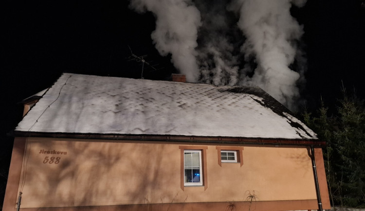 V Moravském Berouně shořelo druhé patro rodinného domu. Majitel se nadýchal zplodin