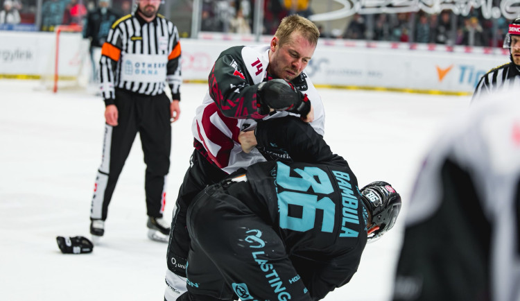 Sparta otočila v Karlových Varech zápas ze stavu 0:3, nájezdy rozhodl Shore