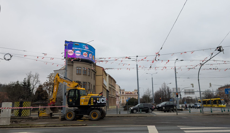 Rekonstrukce tramvajové trati ve Skvrňanské ulici pokračuje. Přinese omezení dopravy
