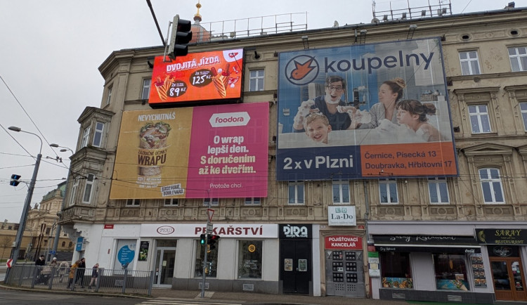 LED obrazovky u synagogy jen tak nezmizí, majitelé stihli požádat o prodloužení povolení
