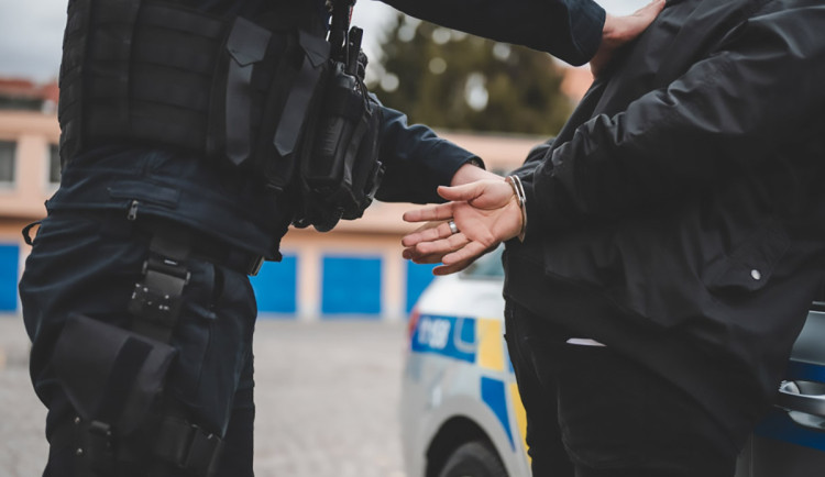 Běsnění kvůli chuti na alkohol. Agresor rozmlátil hospodu a napadl tři muže