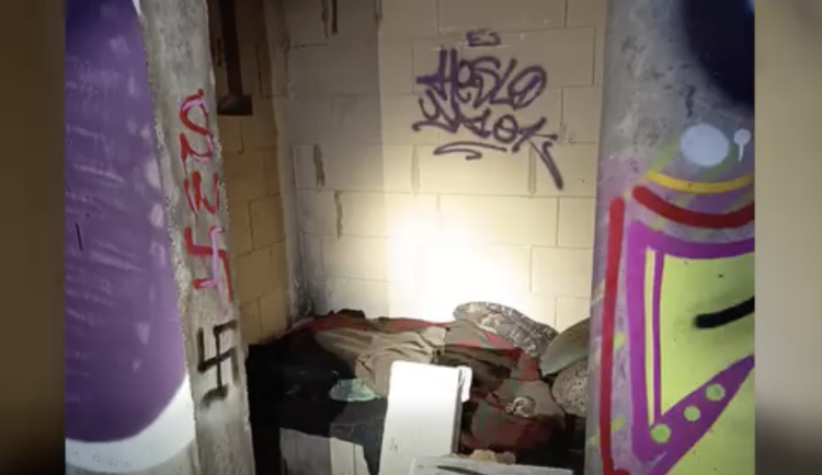 VIDEO: Policisté kontrolovali pražské squaty, objevili 14 celostátně hledaných lidí