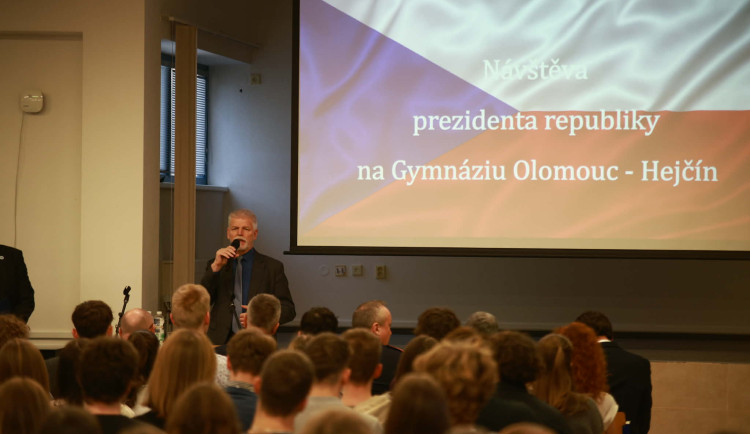 Prezident Pavel dnes přijel do Olomouckého kraje. Ráno debatoval se studenty