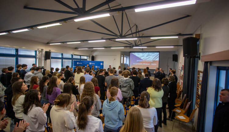 FOTO: Prezident ohromil studenty gymnázia v Olomouci. Loučili se ovací ve stoje