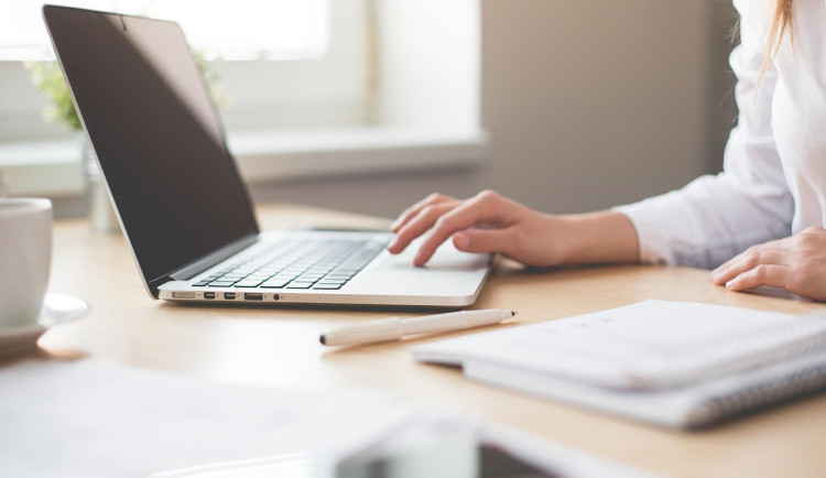 Generativní AI v Česku nad průměrem EU, firmy zvyšují využití ICT