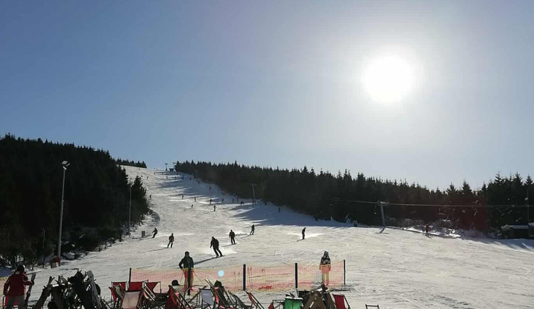 Sjezdovky v plném provozu hlásí Jeseníky i areály u Olomouce. Bílé stopy jsou tvrdé