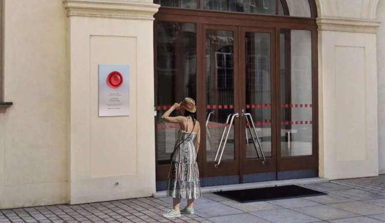 Deska s červeným kloboukem na Nové radnici připomene návštěvu Alžběty II. v Brně