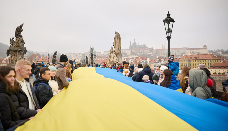 Lidé na Karlově mostě oslavili Den jednoty Ukrajiny, nesli několikametrovou vlajku