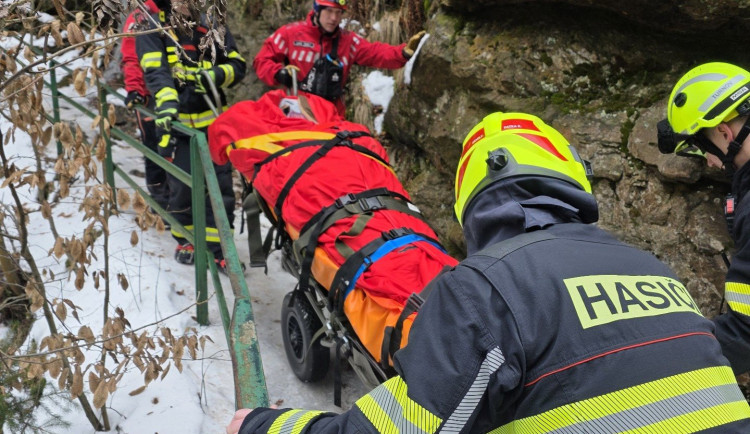 Žena se zranila na zledovatělé Riegrově stezce, záchranu komplikoval těžký terén