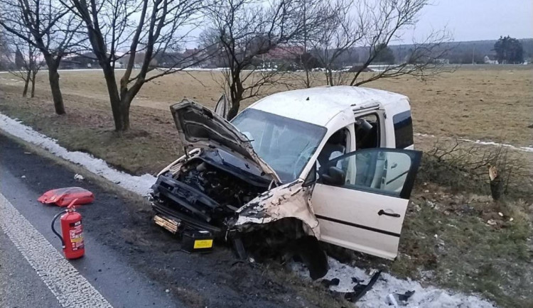 Hrozivě vyhlížející nehoda u Bezdězu se obešla bez zranění. Pomoc přivolal chytrý telefon