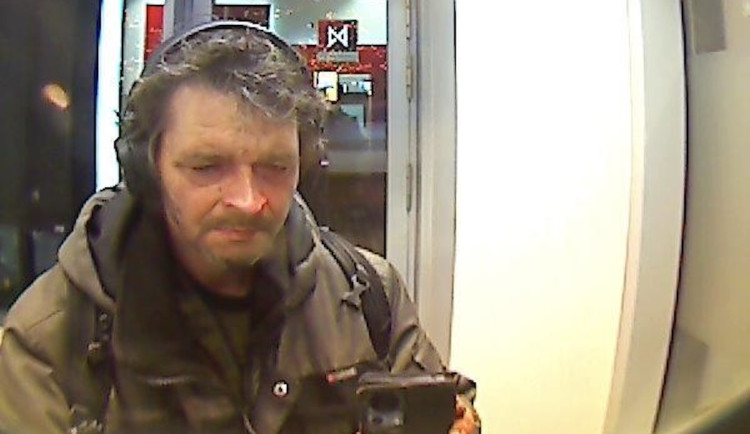 Muž během několika minut vybral z bankomatů 300 tisíc, nyní ho hledá policie