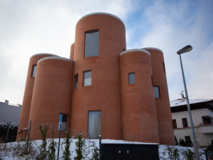 Veřejné WC a centrum podpory Ukrajiny. Okamurova vila je opět terčem, teď na mapě