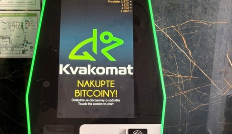 Strážníci zachránili seniorku před podvodem. Zastavili ho u hradeckého bitcoinmatu