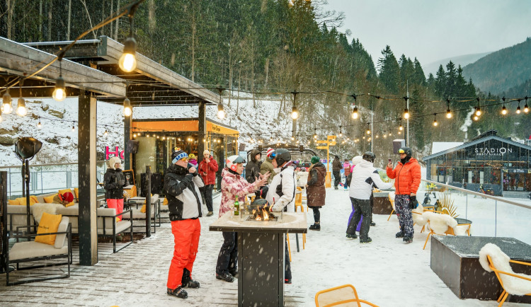 Fan zóny ve Špindlerově Mlýně. Lidé mohou sledovat sportovní přenosy přímo na horách