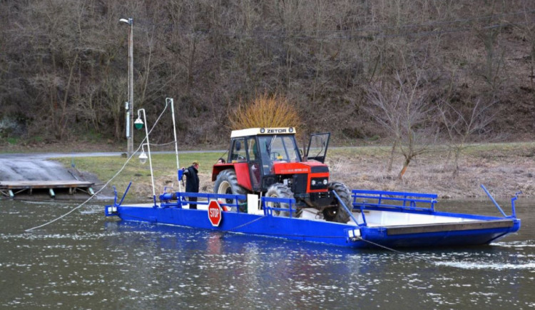 Proslulý přívoz přes Berounku v Darové je v provozu celoročně a trhá rekordy