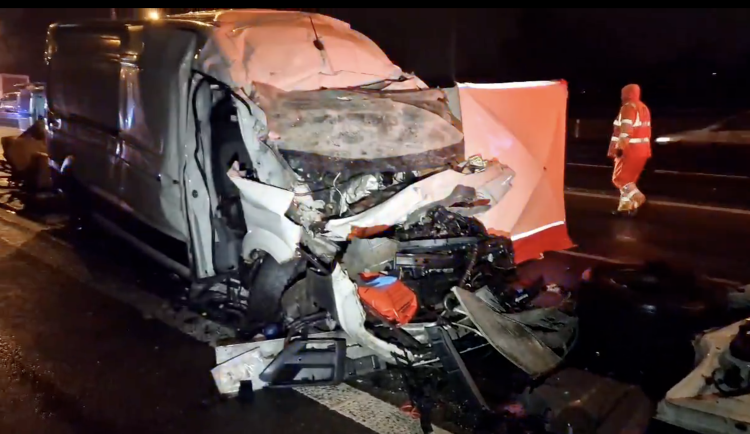 Dva lidé zemřeli při srážce dodávky s nákladním autem na D1 v Brně